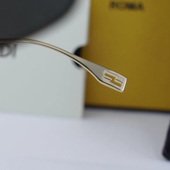 Fendi FE40123U 30A Square Sunglasses - Gold / Smoke main image 11